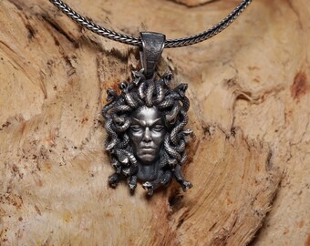 Ciondolo Medusa in argento sterling 925 ossidato