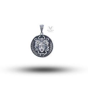 Round Medusa 925 sterling silver Pendant