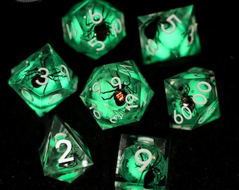 Glow in the Dark Spinne Würfelset - Handgefertigte Sharp Edge Würfel aus Resin, RPG, Dungeons and Dragons, DND Geschenke, Geschenk für Gamer