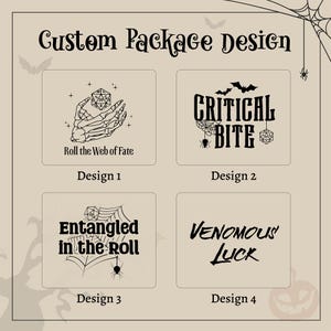 K&ouml;nnte beinhalten: Vier individuelle Verpackungsdesigns mit Halloween-Thema. Designs beinhalten eine Skeletthand, die einen W&uuml;rfel h&auml;lt, den Text "Critical Bite", ein Spinnennetz mit dem Text "Entangled in the Roll" und den Text "Venomous Luck".