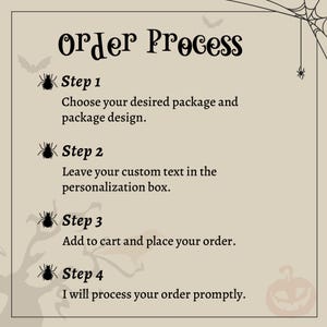 K&ouml;nnte beinhalten: Beige Grafik mit dem Text "Order Process" in dekorativer Schrift. Die Schritte, mit Spinnen-Symbolen, umfassen die Auswahl des Pakets, die Eingabe von Text, das Hinzuf&uuml;gen zum Warenkorb und die Bestellung.