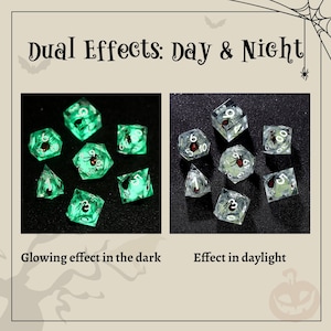 K&ouml;nnte beinhalten: W&uuml;rfel-Set mit Spinnen-Design. Die W&uuml;rfel leuchten im Dunkeln gr&uuml;n und erscheinen bei Tageslicht klar. Das Bild zeigt die dualen Effekte der W&uuml;rfel, mit dem Text "Dual Effects: Day & Night", "Glowing effect in the dark" und "Effect in daylight".