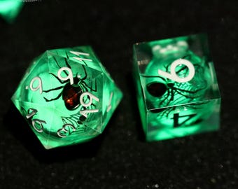 Grüne leuchtende Spinnenwürfel - RPG-Würfel, DM Geschenke, Nerdige Geschenke, handgemachte polyedrische Würfel, Halloween Geschenk, Dungeons und Drachen