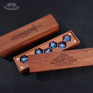 Peut inclure: Une boîte en bois avec un couvercle à charnière, gravée du nom "MAXWELL JOHN" et d'un motif décoratif. La boîte contient un jeu de six dés irisés avec des chiffres blancs.