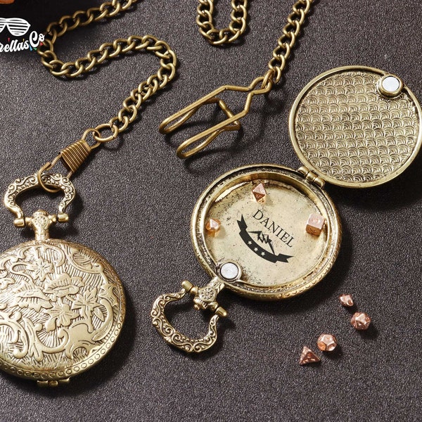 Mini dés gravé dans un dragon - Coquille de montre de poche de style romain avec dés en métal avec chaîne de 37 cm Dés de 5 mm, boîtier de montre de poche, Dnd dés