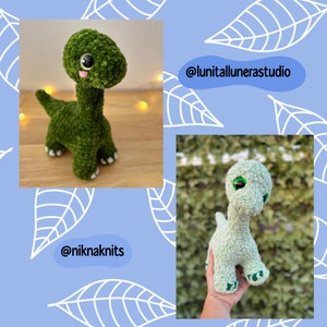 Puede incluir: Dos peluches de dinosaurio de crochet verde. Uno es verde brillante con una lengua rosa y el otro es verde claro. Ambos tienen ojos verdes grandes.