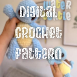 Könnte beinhalten: Zwei hellblaue und cremefarbene gehäkelte Schildkröten-Stofftiere mit großen dunklen Augen. Der Text Digital CROCHET pattern und water turtle ist über das Bild gelegt. Die Stofftiere haben runde Köpfe, kurze Gliedmaßen und eine strukturierte Garnoberfläche.