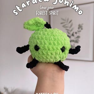 Pode incluir: Um peluche de croché redondo, verde-claro, com membros pretos e uma pequena folha no topo. O texto diz: stardew junimo low sew FOREST SPIRIT, PATTERN BY @LILBEANSTITCHES, PLEASE DO NOT REPOST OR RESHARE THIS PATTERN WITHOUT PERMISSION.