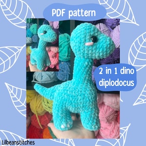Puede incluir: Patr&oacute;n PDF para tejer un dinosaurio diplodocus de peluche 2 en 1. El juguete es azul y tiene una cara amigable. El patr&oacute;n est&aacute; disponible para descargar.