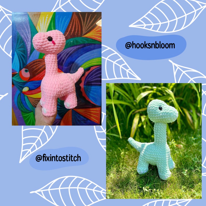 Puede incluir: Dos peluches de dinosaurio de crochet, uno rosa y otro azul claro, con ojos negros. El dinosaurio rosa est&aacute; sobre un fondo colorido, y el dinosaurio azul est&aacute; sobre un fondo verde de hierba. La imagen incluye el texto "@hooksnbloom" y "@fixtintostitch".