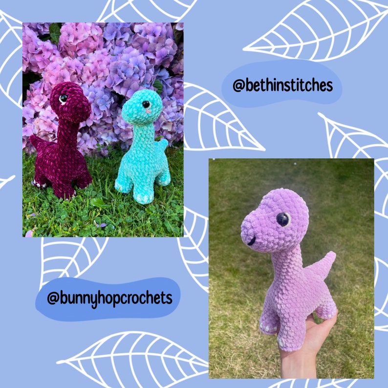 Puede incluir: Tres peluches de dinosaurio de crochet en diferentes colores: morado, azul verdoso y morado claro. Los peluches est&aacute;n todos de pie con la cabeza ligeramente inclinada hacia un lado. Los peluches est&aacute;n hechos con un hilo suave y peludo. Los peluches miden aproximadamente 25 cm de alto. Los peluches son todos hechos a mano y &uacute;nicos. Los peluches son perfectos para acurrucarse o decorar la habitaci&oacute;n de un ni&ntilde;o. La imagen tambi&eacute;n incluye el texto "@bunnyhopcrochets" y "@bethinstitches".