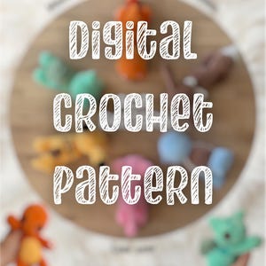 Może przedstawiać: Cyfrowy wzór szydełkowy z napisem "Digital CROCHET pattern" w kolorze białym, nałożony na rozmyte okrągłe drewniane podłoże z kilkoma małymi, kolorowymi, szydełkowanymi pluszowymi figurkami ułożonymi w okrąg wokół środka.