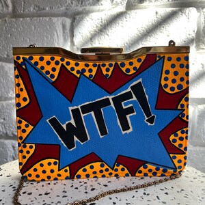 Vintage 1960er Jahre geprägte Schlange Print Vegan Leder Lange Kette Schulter / Cross Body / Clutch Bag - handbemalt ‘WTF!’.