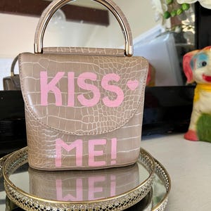 Sehr zurückhaltende, klassische Umhängetasche mit Krokodilprägung / Cross Body / Goldketten-Handbemaltem Slogan „KISS ME!“.