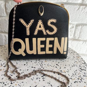 Bolso de hombro/bandolera/cartera de mano con eslabones de cadena de piel de serpiente vegana negra vintage de los años 80, pintado a mano con la frase «YAS QUEEN!».