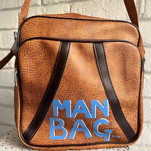 Véritable sac messager/cartable/épaule de travail uni en cuir végétalien marron clair des années 1960/70 - « SAC HOMME » peint à la main.