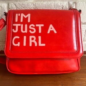 Authentique sac à bandoulière / bandoulière en similicuir rouge des années 1960/70 - peint à la main « I'M JUST A GIRL ».