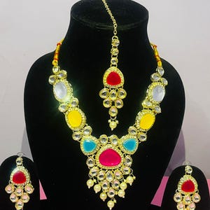 Conjunto de brincos de colar indiano asiático Mang tikka para festa de casamento, multicolorido, conjunto de joias estilo Bollywood paquistanês, design elegante