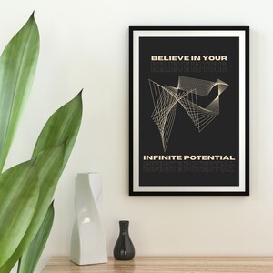 Könnte beinhalten: Schwarz-weißes Motivationsposter mit goldener Schrift, auf dem "Glaube an dein unendliches Potenzial" steht. Das Poster zeigt ein geometrisches Design in der Mitte.