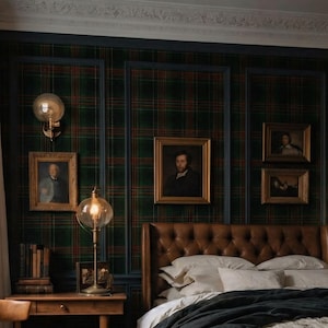 Può includere: Una camera da letto dal design classico con testiera e panca in pelle trapuntata. Le pareti sono decorate con un motivo scozzese verde e blu e ritratti incorniciati. Una scrivania e una sedia in legno si trovano vicino al letto, con un tappeto fantasia sul pavimento.