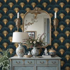 Pode incluir: Um interior com papel de parede art déco azul-petróleo e dourado, um armário azul, um espelho dourado, uma lâmpada branca e castiçais. Vasos com flores e uma pequena escultura adornam o armário. Um ambiente elegante.