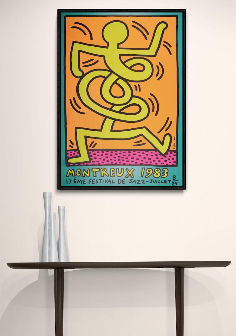 Puede incluir: Un p&oacute;ster vintage para el 17&ordm; Festival de Jazz de Montreux en 1983. El p&oacute;ster presenta una figura de palo amarilla brillante bailando sobre un fondo naranja con un suelo estampado en rosa y negro. El texto "MONTREUX 1983" est&aacute; en negro y el texto "17&egrave;me FESTIVAL DE JAZZ - JUILLET 24" est&aacute; en blanco.