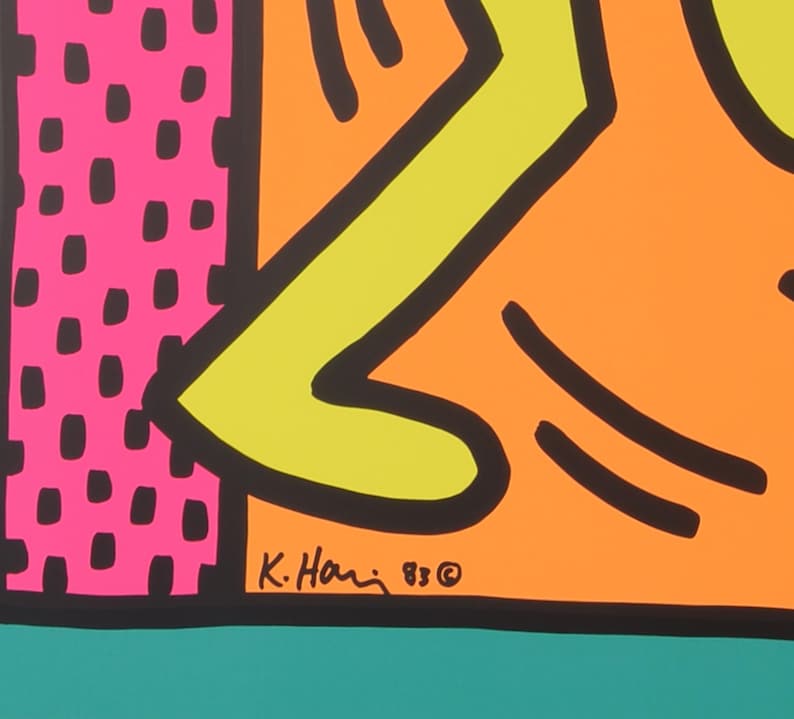 Puede incluir: Una impresi&oacute;n de arte abstracto colorida con un dise&ntilde;o amarillo, verde y naranja. La impresi&oacute;n est&aacute; firmada "K. Haring '83 &copy;" en la esquina inferior derecha.