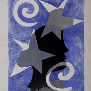 Può includere: Una stampa d'arte astratta con uno sfondo blu e forme bianche, nere e grigie. Le forme sono disposte in uno schema geometrico, creando un senso di movimento ed energia.