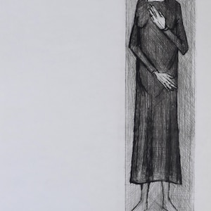 Puede incluir: Un boceto en blanco y negro de una persona con un vestido largo, de pie dentro de un marco rectangular. La figura tiene pelo largo y una mano en el pecho. La obra de arte es un estudio de líneas y sombras.