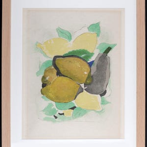 Può includere: Una stampa incorniciata di una natura morta con frutta gialla e verde con foglie. La frutta è dipinta in uno stile stilizzato e astratto.