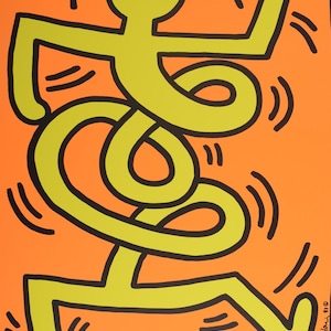 Puede incluir: Una figura amarilla con contornos negros baila sobre un fondo naranja. La figura est&aacute; estilizada y tiene un cuerpo grueso y redondeado. Los brazos y las piernas de la figura est&aacute;n doblados y retorcidos, creando una pose din&aacute;mica y en&eacute;rgica. El fondo es de color naranja s&oacute;lido, y la figura est&aacute; rodeada de l&iacute;neas negras que sugieren movimiento. La figura est&aacute; de pie sobre un patr&oacute;n de lunares rosa y negro.