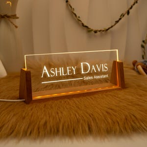Desk Name Plate with Wooden Base, Lighted Name Acrylic Sign, Office Desk Accessories, New Job Gift, Thank You Gifts for Teacher, Graduation