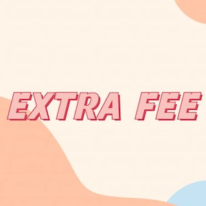 Peut inclure: Un design graphique avec le texte "EXTRA FEE" en rose avec un contour blanc sur un fond pêche clair avec des formes abstraites en pêche et bleu.
