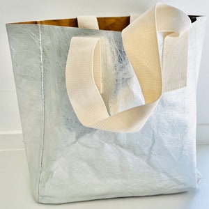 Shopper aus waschbarem Papier in Silber Metallic Look Bild 1