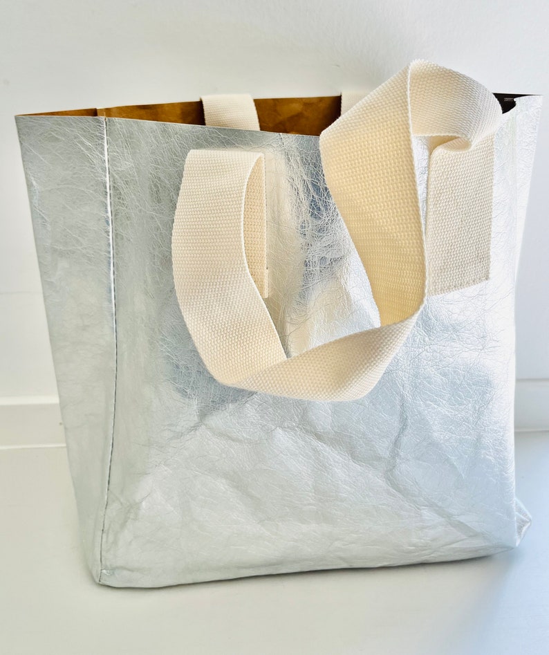 Shopper aus waschbarem Papier in Silber Metallic Look Bild 1