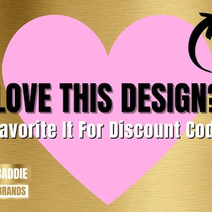 Puede incluir: Un coraz&oacute;n rosa con una flecha apuntando hacia la derecha, sobre un fondo dorado. El texto "LOVE THIS DESIGN?" est&aacute; por encima del coraz&oacute;n, y el texto "Favorite It For Discount Code" est&aacute; debajo del coraz&oacute;n. El texto "BADDIE BRANDS" est&aacute; en un cuadrado en la parte inferior izquierda de la imagen.