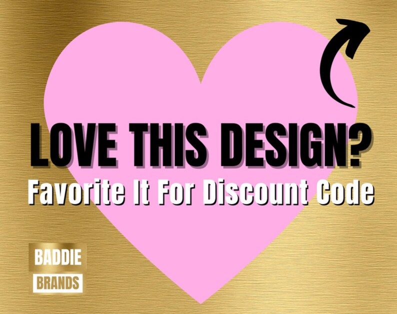 Puede incluir: Un coraz&oacute;n rosa con una flecha apuntando hacia la derecha, sobre un fondo dorado. El texto "LOVE THIS DESIGN?" est&aacute; por encima del coraz&oacute;n, y el texto "Favorite It For Discount Code" est&aacute; debajo del coraz&oacute;n. El texto "BADDIE BRANDS" est&aacute; en un cuadrado en la parte inferior izquierda de la imagen.