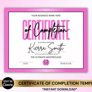 Könnte beinhalten: Eine rosa und weiße druckbare Vorlage für ein Abschlusszertifikat mit dem Text "Zertifikat der Fertigstellung" in fetten rosa Buchstaben. Der Text "Ihr Firmenname hier" befindet sich oben auf dem Zertifikat. Der Text "wird mit Stolz überreicht an" wird gefolgt von einer Zeile für einen Namen und der Text "für den erfolgreichen Abschluss von" wird gefolgt von einer Zeile für einen Kurstitel. Die Texte "Datum" und "Dozent" befinden sich unten auf dem Zertifikat.