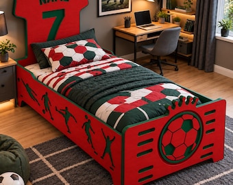 Gepersonaliseerd kindervoetbalbed, met eigen naam en nummer, en een houten frame in Portugese stijl.