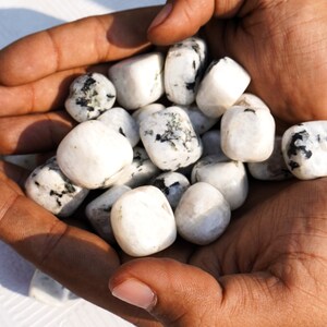 Trommelstenen regenboogmaansteen: helende kristallen, meditatie