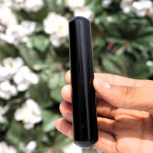 Varita de masaje de turmalina negra: piedra curativa facetada, India