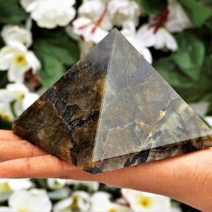 100MM | Green Labradorite Stone Mineral Rainbow Flash Point Pyramid