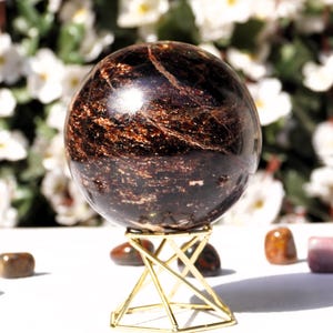 Sfera di granato rosso: sfera di cristallo curativa, India (85 mm)