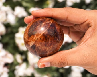 Esfera de granate rojo: Piedra curativa metafísica brechada (55 mm)