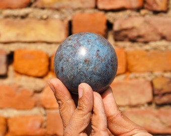 Esfera natural de 65 mm con rubí azul y cianita, piedra de energía positiva para el aura.