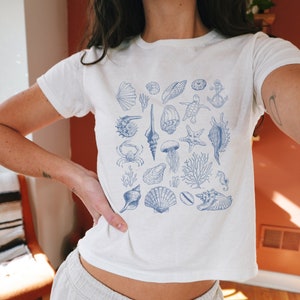 Seashell Baby Tee Y2K Shirt Coastal 90s Baby Tee Cute Trendy Baby Tee Seashells Crop Top Summer Time T-Shirt Sea Turtle Marine Life Tee
