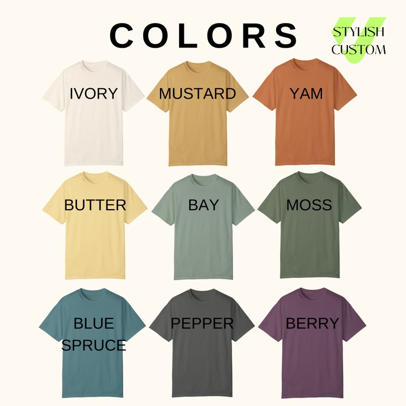 Op de afbeelding: Een kleurenkaart met t-shirts in verschillende kleuren, waaronder ivoor, mosterd, yam, boter, baai, mos, blauwspar, peper en bes.