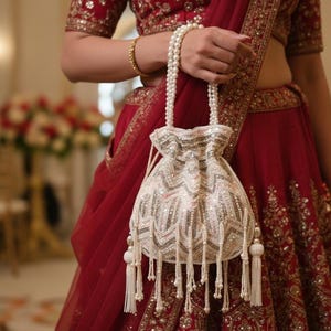 Pochette Potli fatta a mano con manici in perla: pochette da sposa indiana