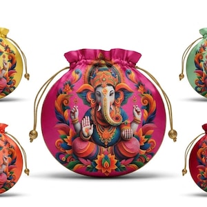 Può includere: Cinque sacchetti rotondi con coulisse in giallo, rosa, arancione, verde chiaro e rosso scuro. Ogni sacchetto presenta un'illustrazione centrale e colorata della divinità Ganesha in posizione seduta, circondata da intricati motivi floreali.