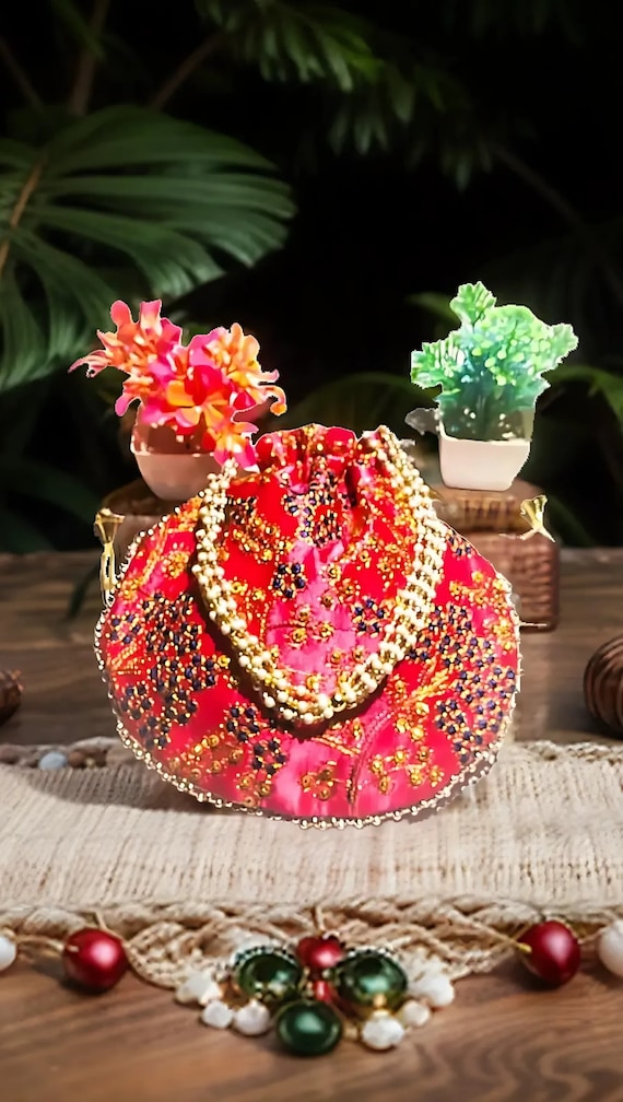 Pochette brodée outlet perles